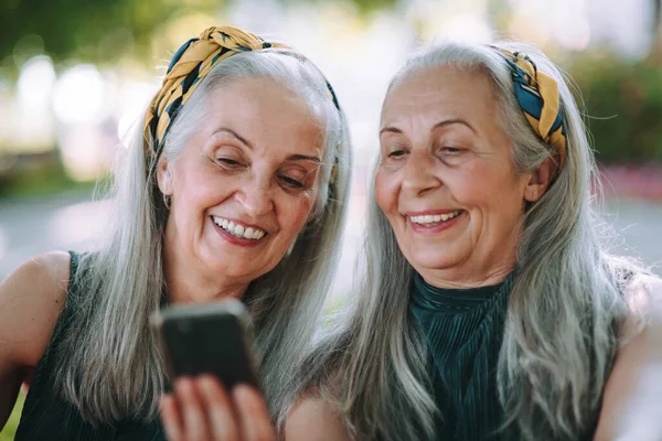 Старші Жінки Близнюки Відкритому Повітрі Місті Перевіряють Смартфон — стокове фото