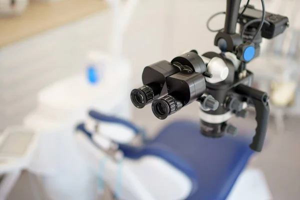 Modern Ambulansta Diş Mikroskobuna Yakın Çekim — Stok fotoğraf
