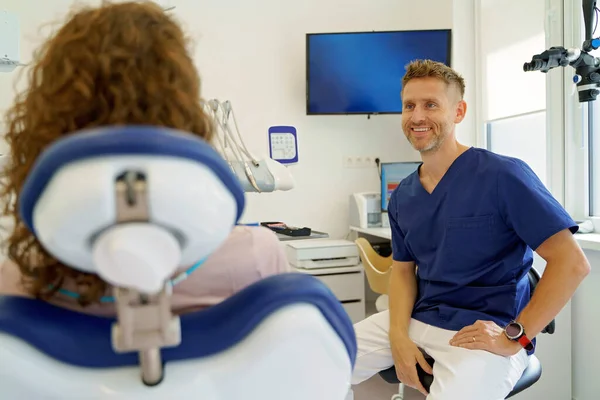 Zubař Konzultaci Pacientem Jeho Moderní Ambulanci — Stock fotografie