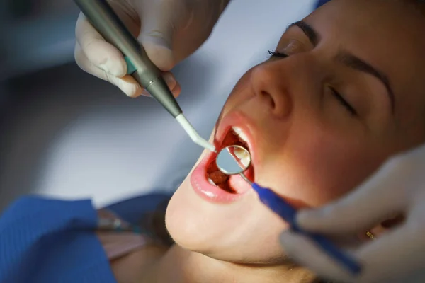 Close Mulher Jovem Exame Dentário Uma Ambulância — Fotografia de Stock