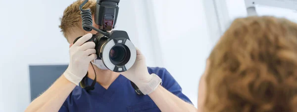 Zahnarzt Beim Zähneputzen Einer Patientin Privaten Krankenwagen — Stockfoto