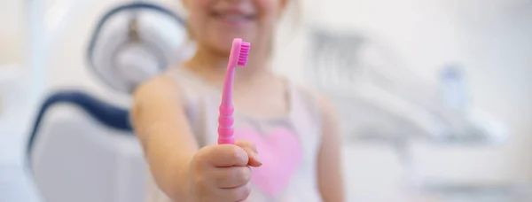 Primer Plano Niña Sosteniendo Cepillo Dientes Concepto Higiene Bucal Infantil —  Fotos de Stock