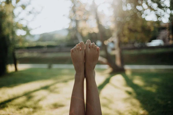 Close Dari Kaki Telanjang Atas Beristirahat Halaman Konsep Kaki Yang — Stok Foto