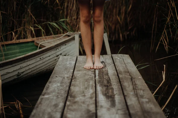 Göl Kenarındaki Iskelede Duran Çıplak Ayaklı Bacaklar Sağlıklı Ayak Kavramı — Stok fotoğraf