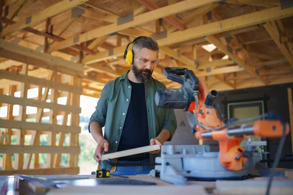 Construction Worker Working Eletric Saw Wooden Construction House Diy Eco — Zdjęcie stockowe