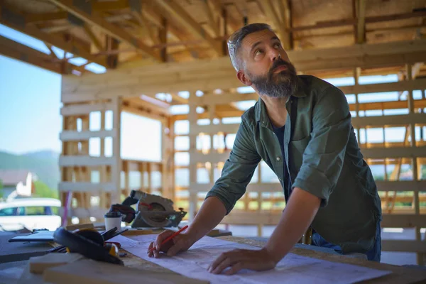 Construction Worker Drawing Checking Blueprints Diy Eco Friendly Homes Concept — Stock Photo, Image