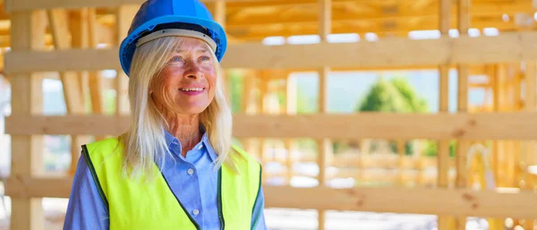 Retrato Anciana Con Casco Protector Chaleco Amarillo Trabajando Eco Casa — Foto de Stock