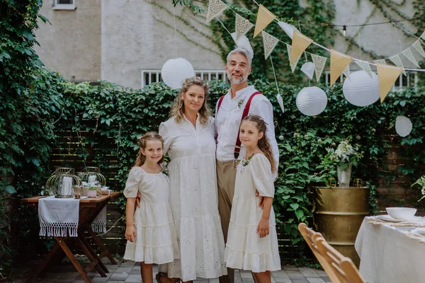 Noiva Madura Noivo Posando Com Suas Filhas Recepção Casamento Fora — Fotografia de Stock