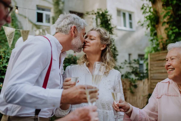 Novia Madura Novio Besándose Una Recepción Boda Con Familia Afuera — Foto de Stock