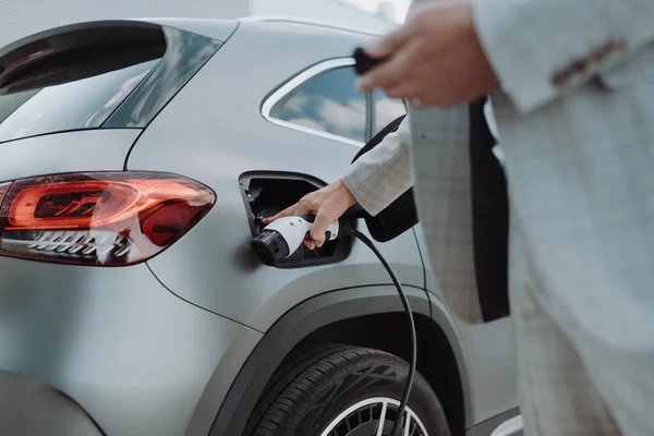 Man Holding Power Supply Cable Electric Vehicle Charging Station Closeup — Stock fotografie