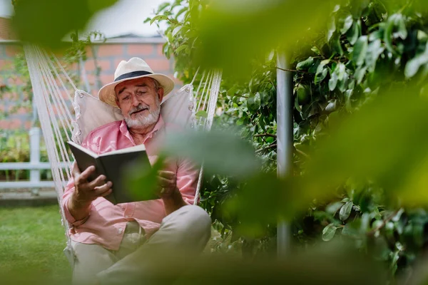 Homem Sênior Feliz Relaxando Com Livro Jardim — Fotografia de Stock