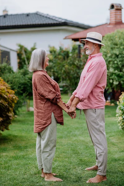 Ηλικιωμένο Ζευγάρι Ερωτευμένο Ποζάρουν Μαζί Έναν Κήπο Κρατώντας Ένας Χέρι — Φωτογραφία Αρχείου