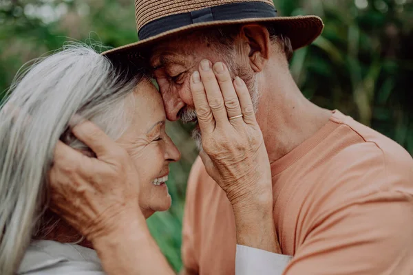 Portret Van Een Verliefd Stel Buiten Natuur — Stockfoto