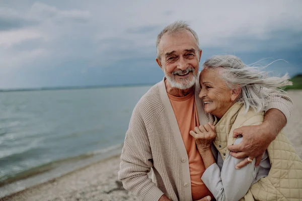 Pareja Mayor Relajándose Teniendo Momento Romántico Mar Otoño — Foto de Stock