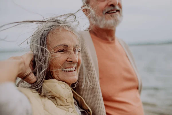 Glückliches Seniorenpaar Entspannt Sich Und Hat Romantische Momente Herbstmeer — Stockfoto