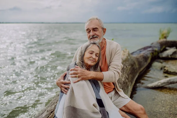 Starší Pár Sedí Mají Romantický Moment Podzimního Moře — Stock fotografie