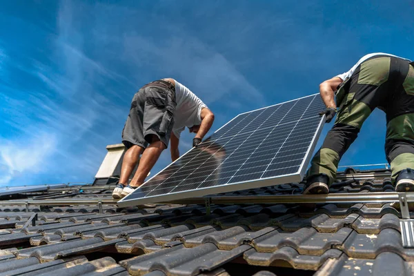 在屋顶上安装太阳能光伏板 替代能源 节约资源和可持续生活方式概念的男工 — 图库照片