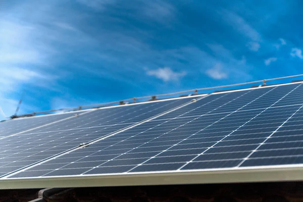 屋顶太阳能光伏板的特写 替代能源 节约资源和可持续生活方式概念 — 图库照片