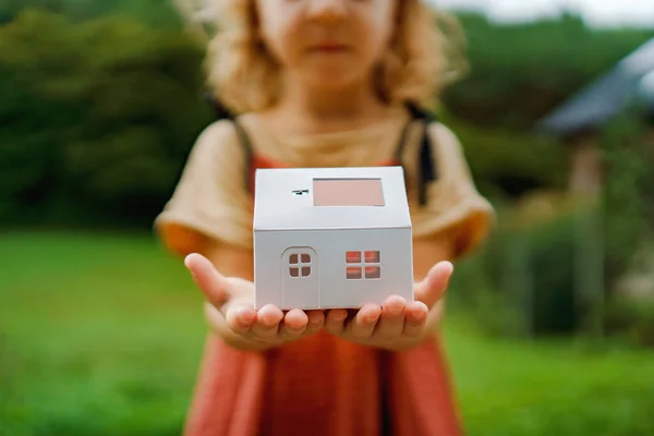 Tutup Gadis Kecil Memegang Kertas Model Rumah Dengan Panel Surya — Stok Foto