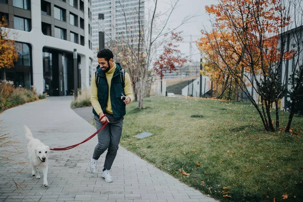 Joven Feliz Paseando Perro Aire Libre Ciudad Durante Día Otoño — Foto de Stock