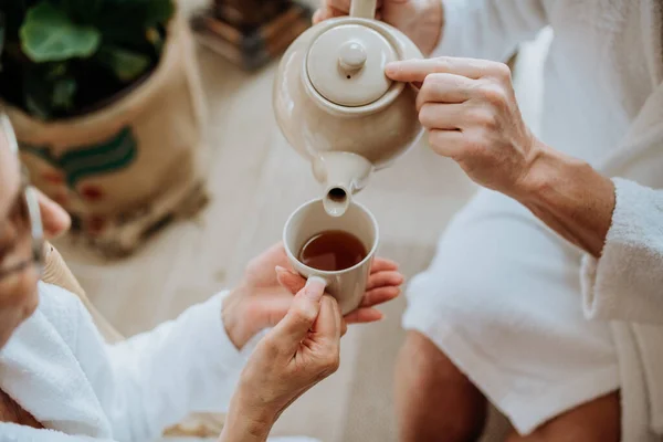 Närbild Äldre Par Badrockar Hälla Varm Lugn Och Hygge Atmosfär — Stockfoto