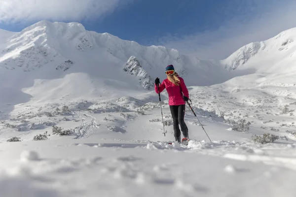 Eine Skirennläuferin Auf Dem Weg Zum Gipfel Eines Verschneiten Gipfels — Stockfoto
