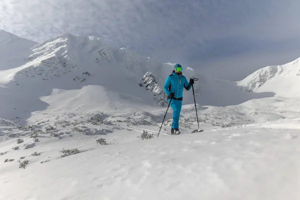 Samiec Backcountry Narciarz Wędrujący Szczyt Śnieżnego Szczytu Alpach Szwajcarskich — Zdjęcie stockowe