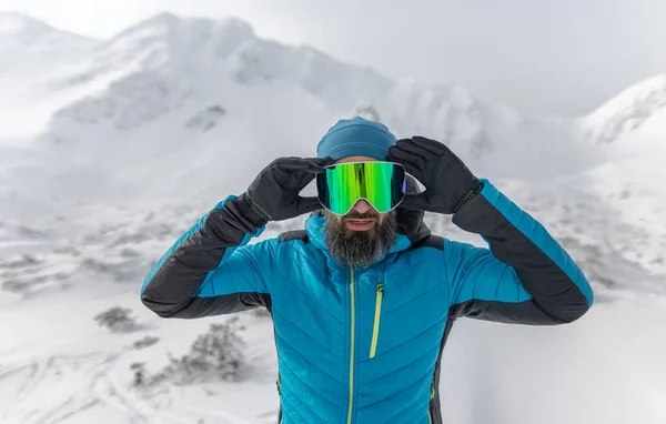 Kar Gözlüğü Takan Adam Karlı Dağlarda Kış Kayağına Hazırlanıyor — Stok fotoğraf