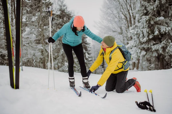 Pareja Mayor Que Pone Esquís Preparándose Para Paseo Invierno Naturaleza — Foto de Stock