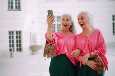 Şehirdeki son sınıf kadın ikizleri selfie çekiyorlar..