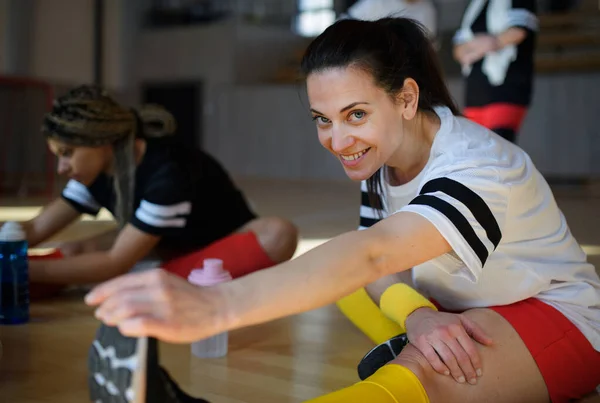 Basketbol Maçından Önce Spor Salonunda Esneyen Mutlu Kadınlar — Stok fotoğraf