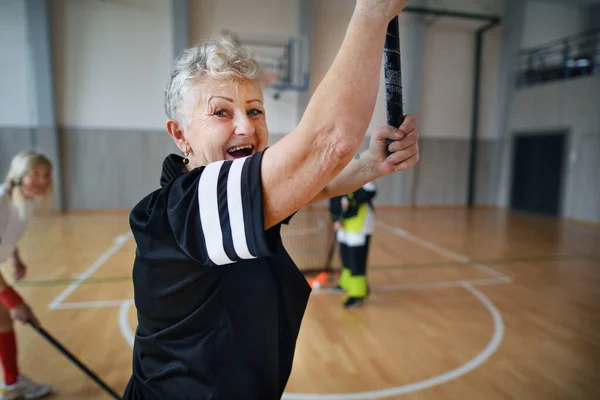 Femme Âgée Excitée Jouant Plancher Dans Salle Gym Avec Des — Photo