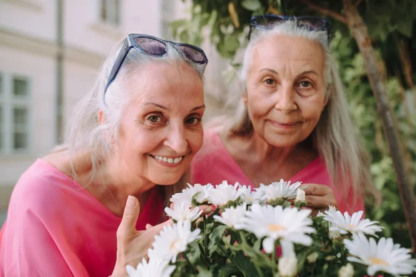 Πορτρέτο Των Ηλικιωμένων Γυναικών Δίδυμα Λουλούδια Εξωτερικούς Χώρους Στο Πάρκο — Φωτογραφία Αρχείου