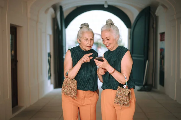 Seniorinnen Zwillinge Der Stadt Beim Smartphone Check — Stockfoto