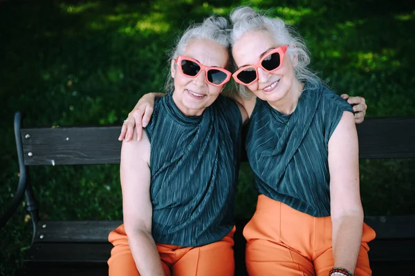 Vysoký Úhel Pohledu Šťastné Seniorky Dvojčata Stejném Oblečení Usmívající Pózující — Stock fotografie