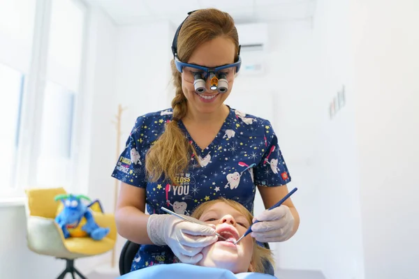 Mujer Joven Dentista Haciendo Examen Preventivo Una Niña —  Fotos de Stock