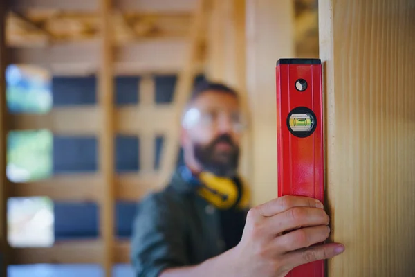 Carpenter Checking Wooden Planks Spirit Level Diy Eco Friendly Homes — Foto de Stock