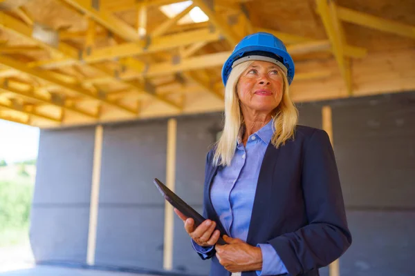 Mujer Mayor Con Casco Protector Trabajando Como Arquitecta Haciendo Experiencia —  Fotos de Stock