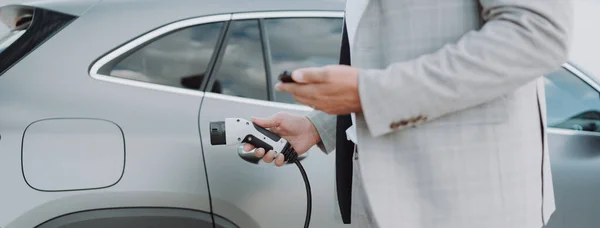 Man Holding Power Supply Cable Electric Vehicle Charging Station Closeup — ストック写真