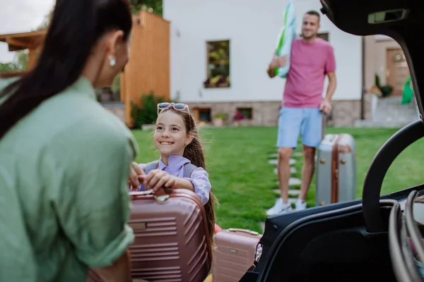 Mutlu Bir Aile Tatile Hazırlanıyor Bavullarını Bagaja Koyuyor Elektrikli Arabaları — Stok fotoğraf