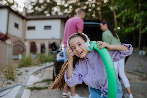 Felice Famiglia Che Prepara Una Vacanza Mettendo Valigie Bagagliaio Dell — Foto Stock