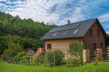 Güneş panelleri olan bir ev. Alternatif enerji, kaynak tasarrufu ve sürdürülebilir yaşam tarzı kavramı..