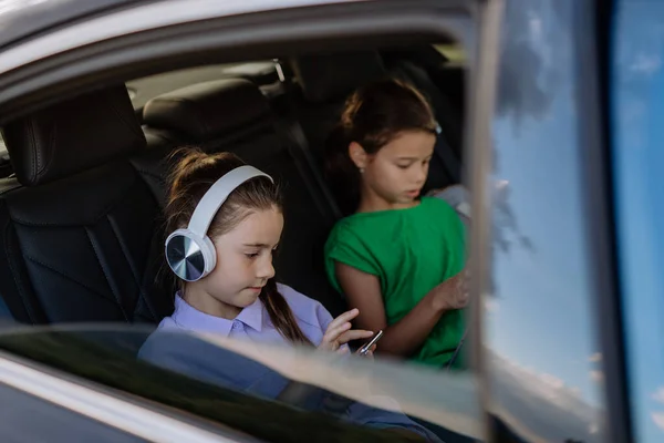 Siostry Siedzą Samochodzie Słuchają Muzyki Czekają Przejażdżkę Samochodem — Zdjęcie stockowe