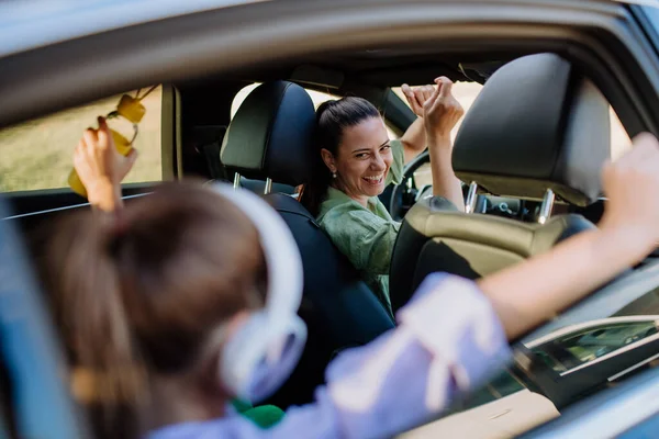 Genç Anne Küçük Kız Elektrikli Arabalarında Eğleniyorlar — Stok fotoğraf