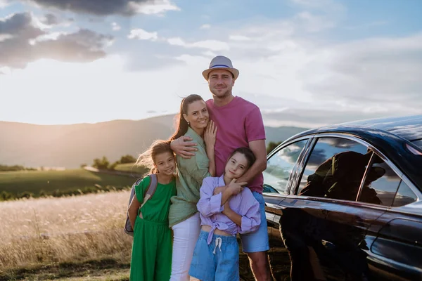 Šťastná Rodina Výlet Autem Přestávkou Přírodě Vedle Jejich Elektrické Auto — Stock fotografie