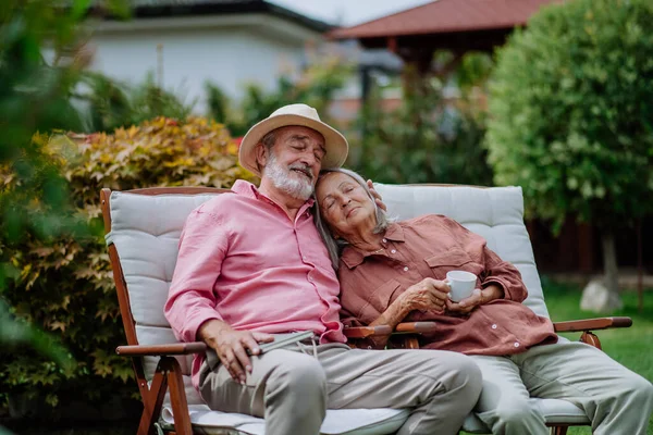 Glada Par Som Kopplar Tillsammans Trädgården — Stockfoto