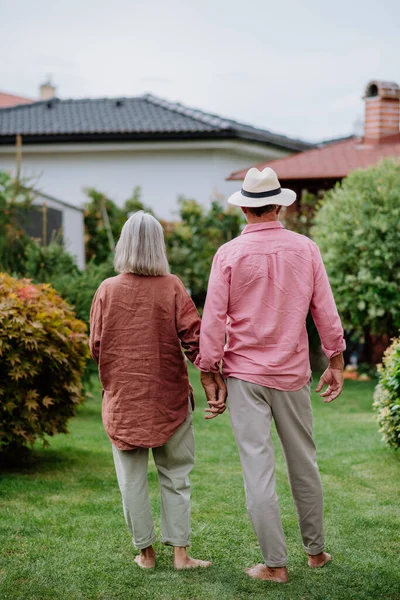 Rear View Senior Couple Posing Together Garden Holding Each Other — Stock Photo, Image