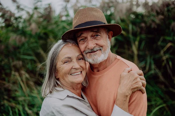 Retrato Casal Idosos Apaixonados Livre Natureza — Fotografia de Stock