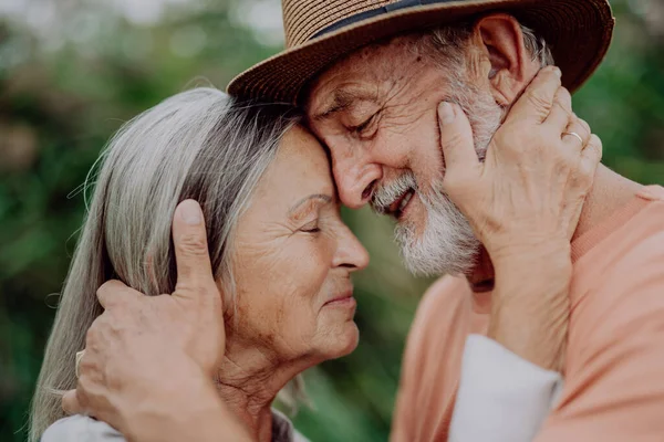 Retrato Casal Idosos Apaixonados Livre Natureza — Fotografia de Stock