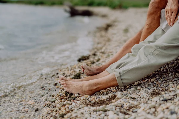 Zamknij Nogi Seniorów Plaży Pobliżu Oceanu Odpoczywając Razem — Zdjęcie stockowe